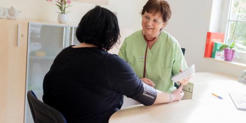 Ärztin und Patientin im Gespräch